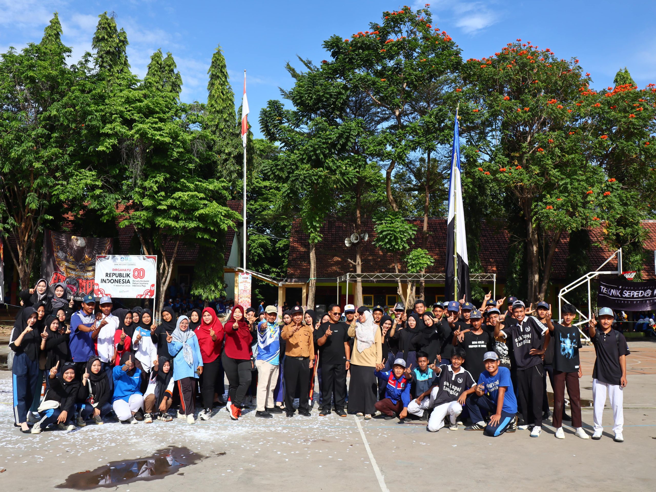 Semarak Dirgahayu Republik Indonesia Ke-80 : Guru dan Karyawan SMK Negeri 1 Gempol Ikut Memeriahkan Rangkaian Lomba Agustusan.