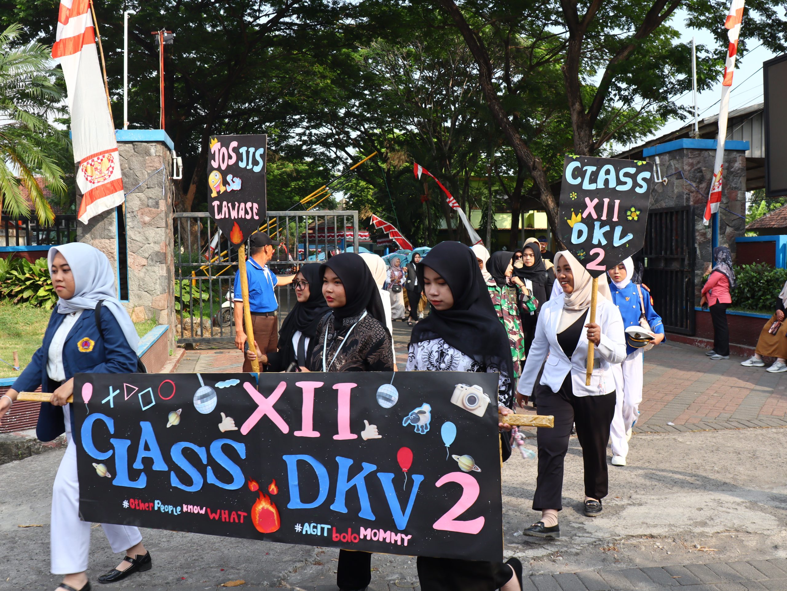 Jalan Sehat Penuh Warna SMKN 1 Gempol : Bukti Pelajar SMK mampu mengekspresikan diri secara baik dilingkungan masyarakat.