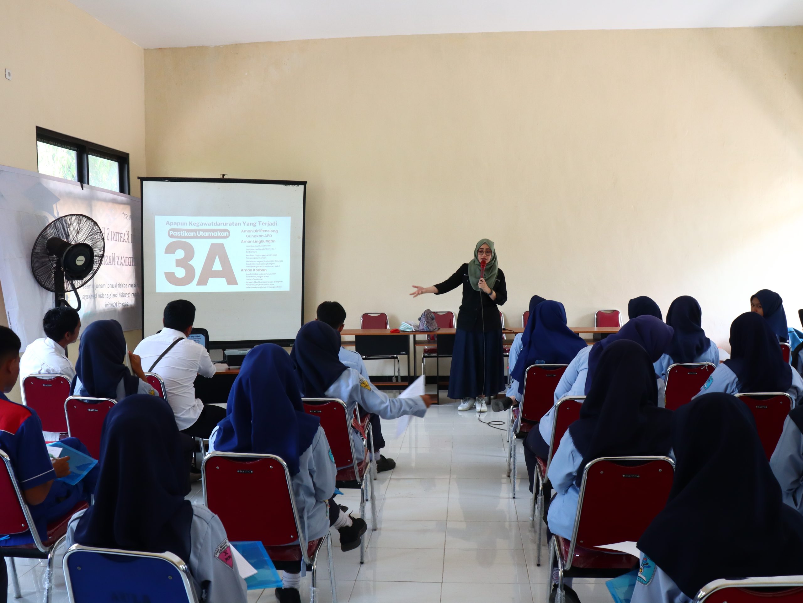 Tingkatkan Kompetensi Bagi Siswa PMR, Dinas Kesehatan Kab. Pasuruan Berikan Sosialisasi Bantuan Hidup Dasar (BHD) di SMKN 1 Gempol