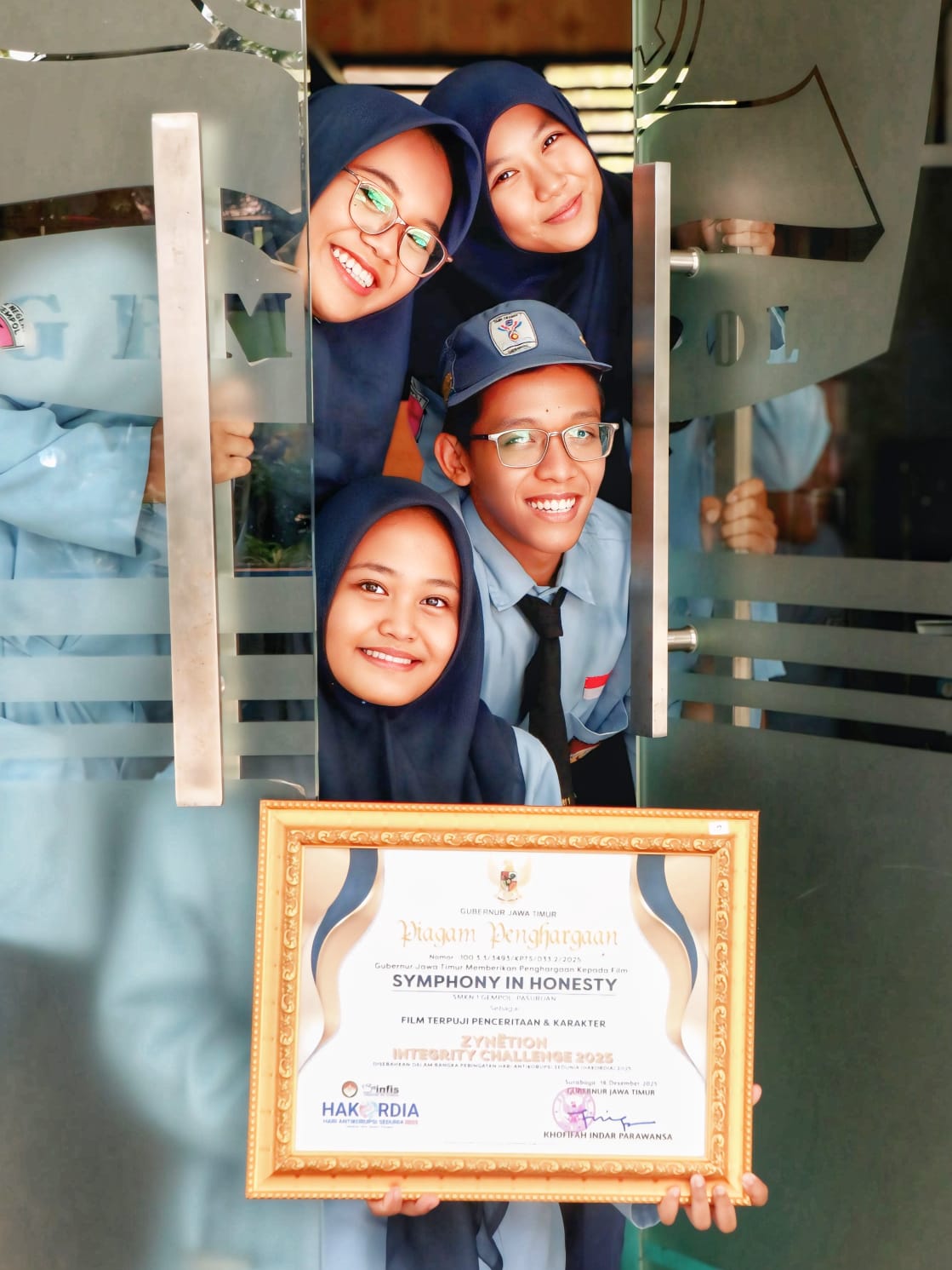 Tim DKV SMKN 1 Gempol menerima Penghargaan Film Terpuji Penceritaan & Karakter di Zynetion Integrity Challenge 2025
