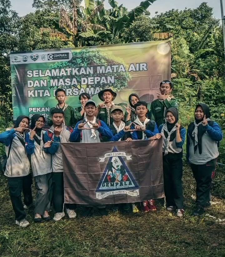 Gempala SMKN 1 Gempol Lakukan Penanaman Pohon di Pos 1 Gunung Penanggungan
